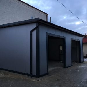 Garaż z płyty warstwowej