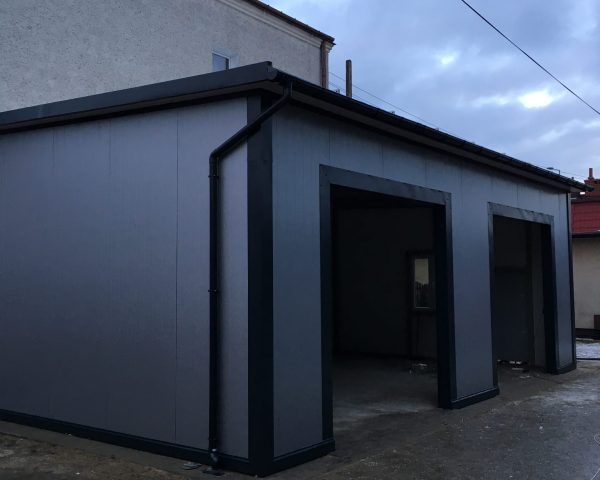 Garaż z płyty warstwowej