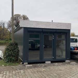 Pawilon handlowy z płyty warstwowej