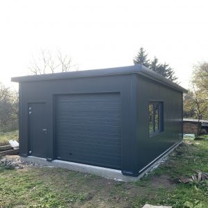 Garaż z płyt warstwowych