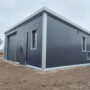 Garaż z płyty warstwowej