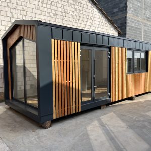 Pawilon biurowo-handlowy z płyty warstwowej