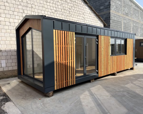 Pawilon biurowo-handlowy z płyty warstwowej